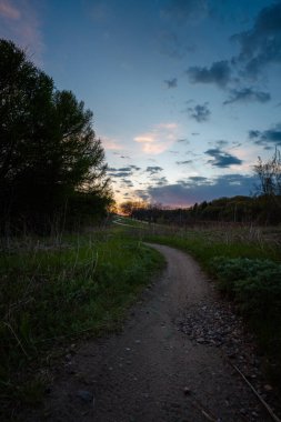 Gün batımında şehirde bir dağ bisikleti patikasında