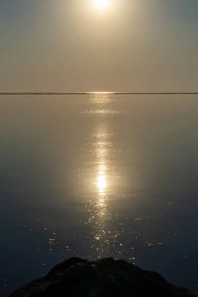 Ήλιος Στο Ηλιοβασίλεμα Στην Ακτή Dungeness Από Την Παλιά Πόλη — Φωτογραφία Αρχείου