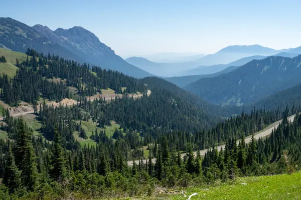 Kasırga sırtına giden yol dağların arasından geçiyor.