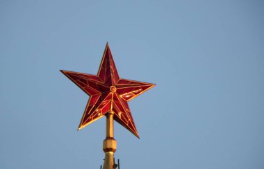 Moskova Kremlin üzerinde kırmızı yıldızlar