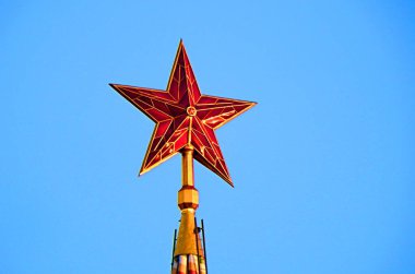 Moskova Kremlin üzerinde kırmızı yıldızlar