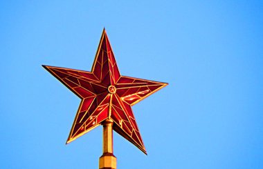 Moskova Kremlin üzerinde kırmızı yıldızlar