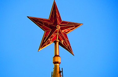 Moskova Kremlin üzerinde kırmızı yıldızlar