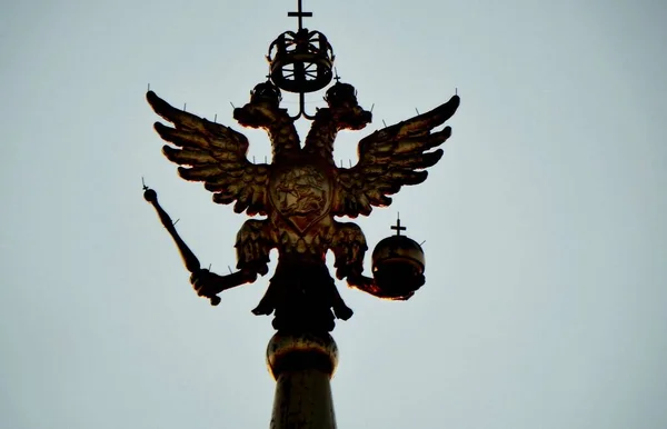 俄罗斯莫斯科历史博物馆屋顶上的双头鹰 — 图库照片