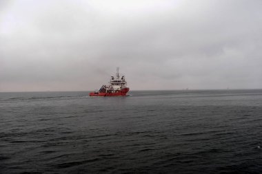 Gemi yağmurda denize açılır, Baltiysk kasabası, Kaliningrad bölgesi, Rusya