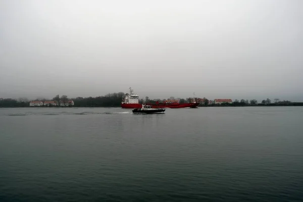 Navio Vai Para Mar Chuva Cidade Baltiysk Região Kaliningrado Rússia — Fotografia de Stock