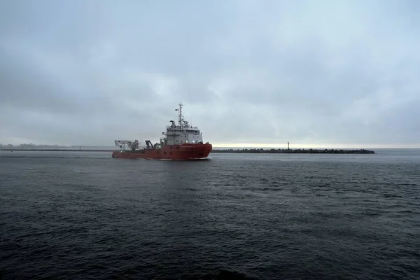 Het Schip Gaat Naar Zee Regen Stad Baltiysk Kaliningrad Regio — Stockfoto