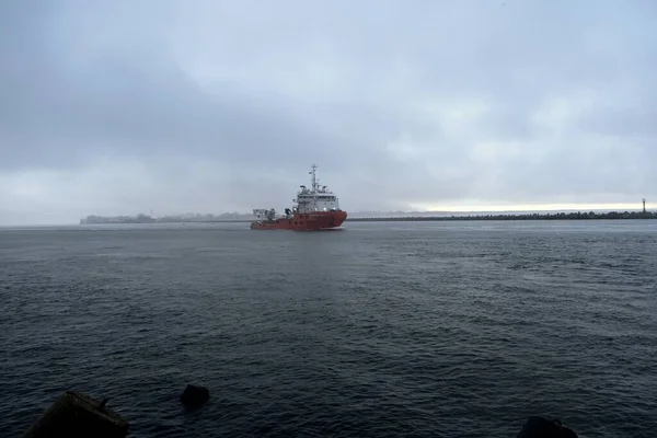 Het Schip Gaat Naar Zee Regen Stad Baltiysk Kaliningrad Regio — Stockfoto