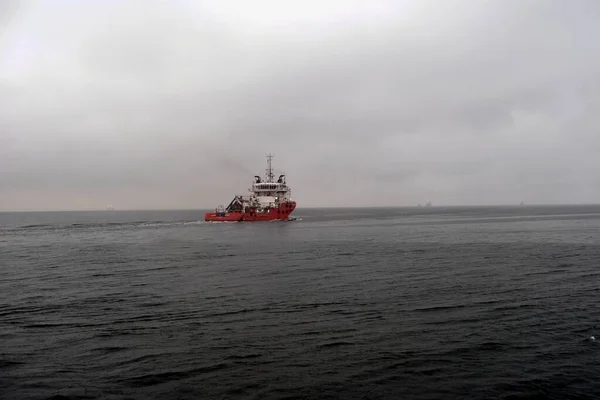 Het Schip Gaat Naar Zee Regen Stad Baltiysk Kaliningrad Regio — Stockfoto