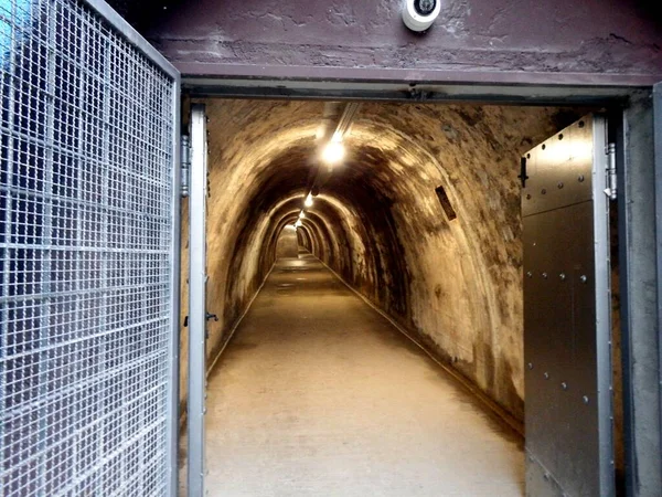 Hırvatistan Cumhuriyeti Zagrep Kenti Merkezde Bir Sığınağın Bulunduğu Yaya Tüneli — Stok fotoğraf