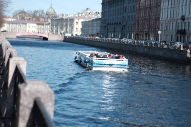 Saint Petersburg, Moika Nehri, Nisan 'ın güneşli günü.