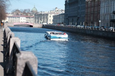 Saint Petersburg, Moika Nehri, Nisan 'ın güneşli günü.