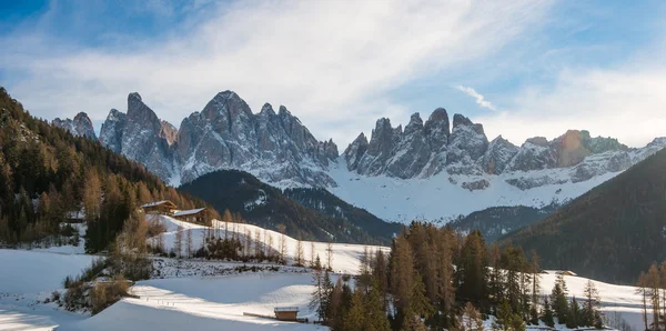Geislergebirge und Funes Tal mit Schnee im Winter, blauer Himmel mit Wolken, Dolomiten, Italien — Stockfoto