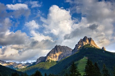 Cima Undici ve mavi gökyüzü ile gün batımında Monzoni dağ aralıktaki Cima Dodici bulutlar, Dolomites, İtalya ile