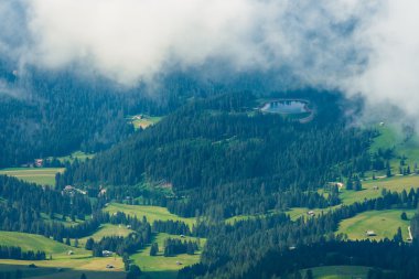 Yeşil çayırlar ve woods, Dolomites, İtalya, göl Karersee (Carezza) havadan görünümü