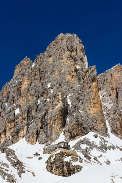 Pradidali ορεινό καταφύγιο στην πλαγιά και mount με χιόνι, μπλε ουρανού, Δολομίτες, Ιταλία — Φωτογραφία Αρχείου
