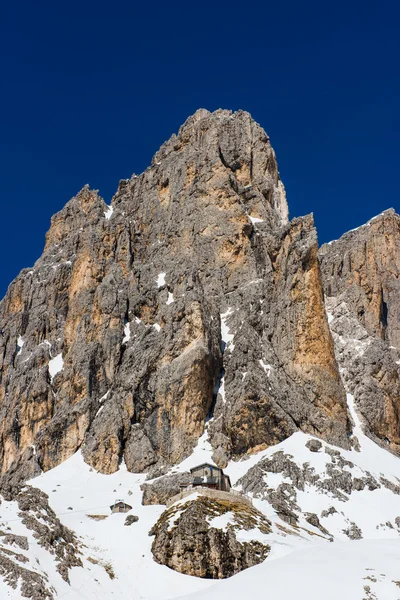 Rifugio Pradidali con neve, cielo azzurro, Dolomiti, Italia — Foto Stock