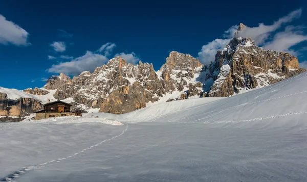 Baita Segantini górskiej chacie w śniegu w górach, Pale San Martino górski, Dolomity, Włochy — Zdjęcie stockowe