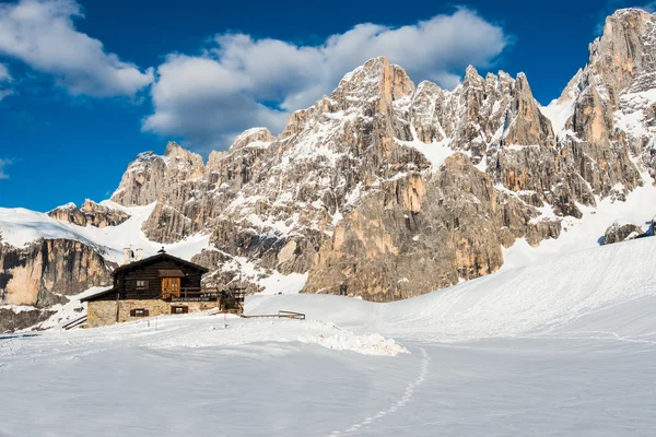 Baita Segantini dağ kulübe karda dağlarda, soluk, San Martino Sıradağları, Dolomites, İtalya