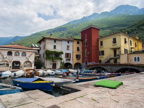 Marinan i staden Malcesine med båtar och färgade hus, Gardasjön, Italien — Stockfoto