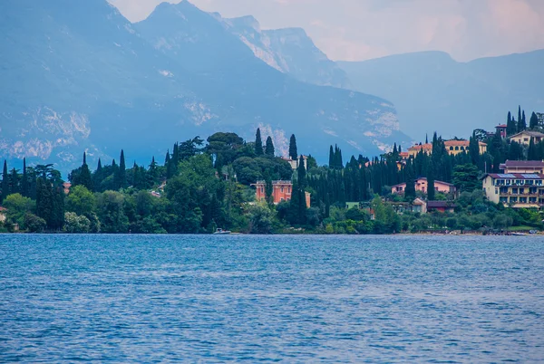 Casas en el bosque en la orilla del lago de Garda, Italia —  Fotos de Stock