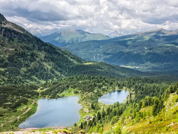 Luchtfoto van meren Colbricon in een bewolkte dag, Rolle pass, Dolomieten, Italië — Stockfoto