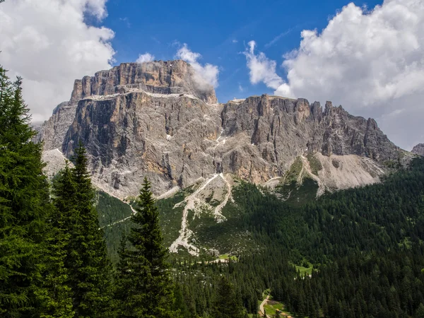 Sass Pordoi montar em um dia ensolarado de verão com céu azul com nuvens, emoldurado por árvores, Dolomitas, Itália — Fotografia de Stock