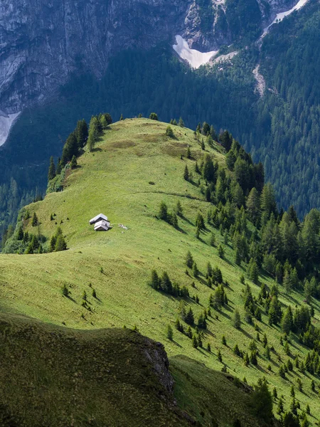 Dwa schroniska górskie w zielonej trawy łąki, Dolomity, Włochy — Zdjęcie stockowe