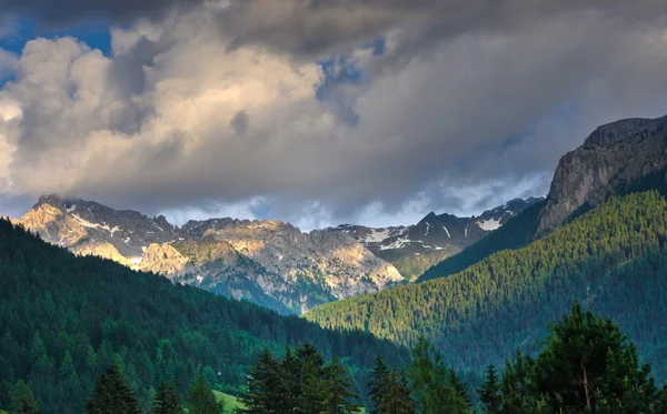 Montagna Monzoni al tramonto con cielo azzurro con nuvole, Dolomiti, Italia — Foto Stock