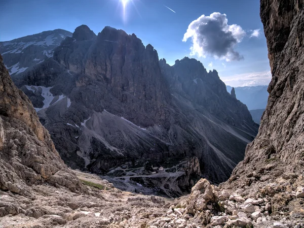Rosengarten chaîne de montagnes dans une journée ensoleillée, Dolomites, Italie — Photo