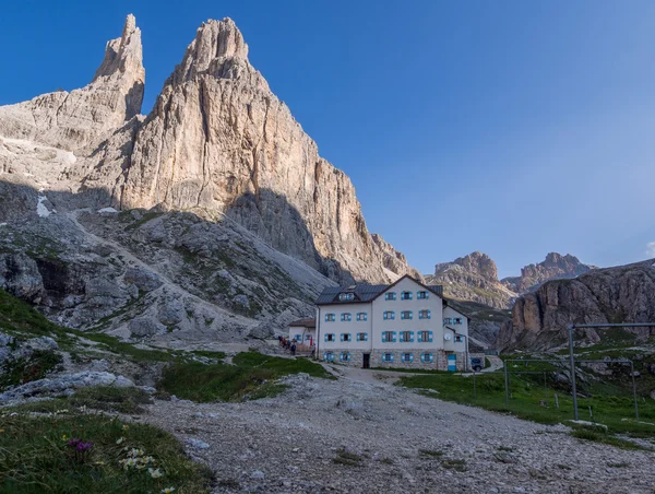 Vajolet horské chatě a hory při východu slunce, Dolomity, Itálie — Stock fotografie