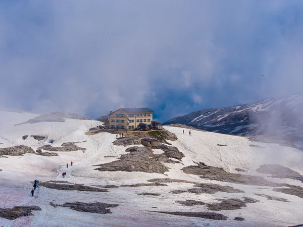Rosetta mountain hut in the snow in a foggy day, Dolomites, Italy — Stock Photo, Image