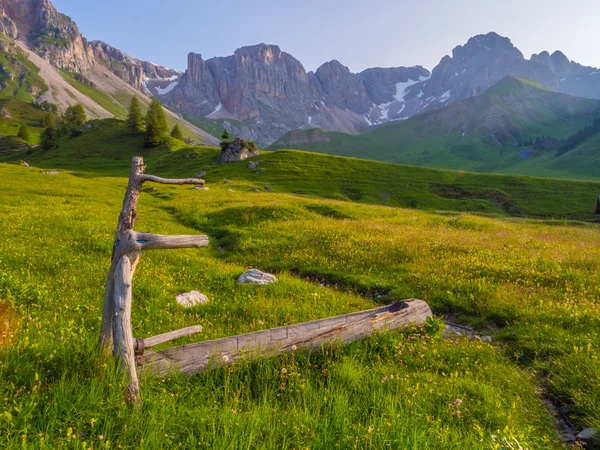 Handgemaakte houten fontein in de weilanden in de bergen, Dolomieten, Italië — Stockfoto