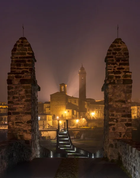 Bobbio küçük kasaba ile onun kilise tarafından gece, İtalya — Stok fotoğraf