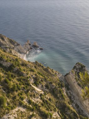 İki kız kardeş (Due Sorelle) resif gündoğumu, Conero Np, Marche, İtalya, havadan görünümü