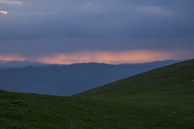 Gün batımından sonra fırtına Apennines, Umbria, İtalya