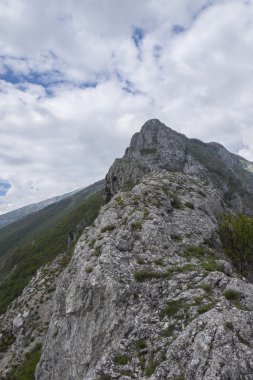 Kayalık dağ kenar Apennines, mavi gökyüzü bulutlu, mount Catria, Umbria, İtalya