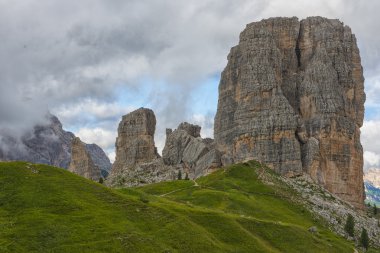 Cinque Torri dağ yaz, mavi gökyüzü ile bulutlar, Dolomites, Veneto, İtalya