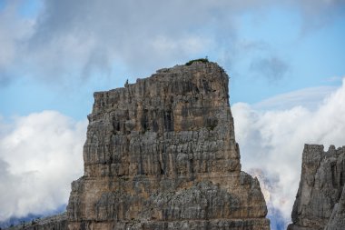 Dağcı üst kısmında bir tepe Cinque Torri Sıradağları, Dolomites, Veneto, İtalya