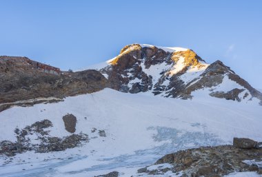 Piramide Vincent tepe ve Gnifetti dağ kulübe gün batımında, Monte