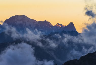 Gün batımında Mont Blanc bulutlar, Alpler, İtalya