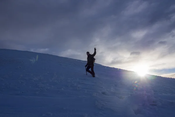 Hiker on a mountain in winter with snow at sunrise, Apennines, Italy — Stock Photo, Image