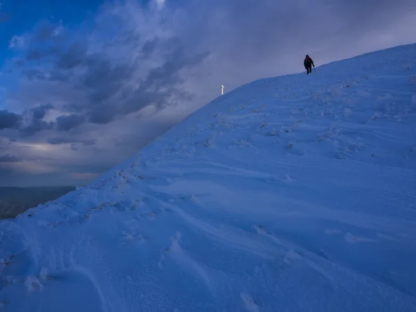 Hiker når frysta toppen som är arg av mount Catria på vintern, Apenninerna, Italien — Stockfoto