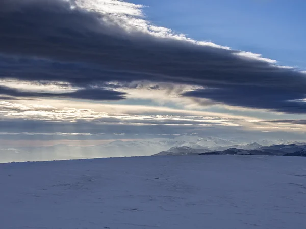 Fénysugarak a felhők felett a mount Sibillini, kék ég, a felhők, Appenninek, Umbria, Olaszország — Stock Fotó