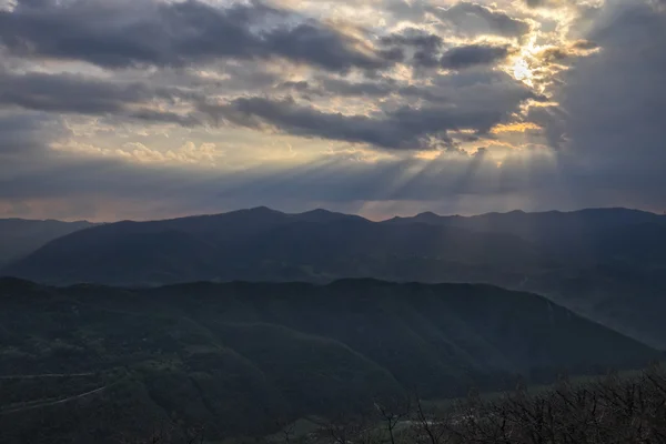 Bulutlarda Apennines, Umbria, İtalya ışık ışınları — Stok fotoğraf