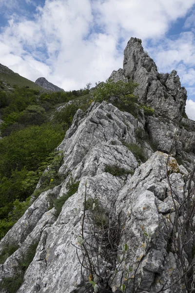 Kayalık dağ kenar Apennines, mavi gökyüzü bulutlu, mount Catria, Umbria, İtalya