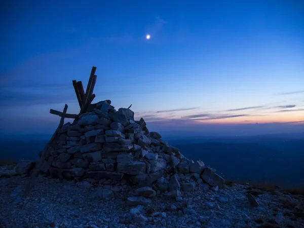 Summit cross and moon at sunset, mount Acuto, Apennines, Umbria, Itália — Fotografia de Stock
