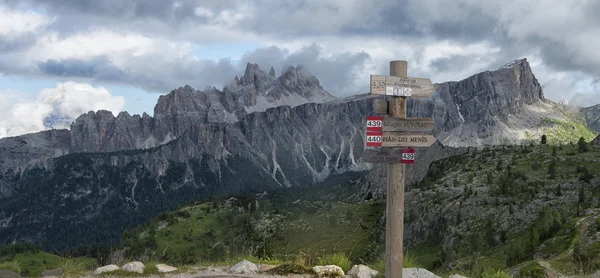 Segnaletica in legno e catena montuosa Croda da Lado, Dolomiti, Veneto, Italia — Foto Stock