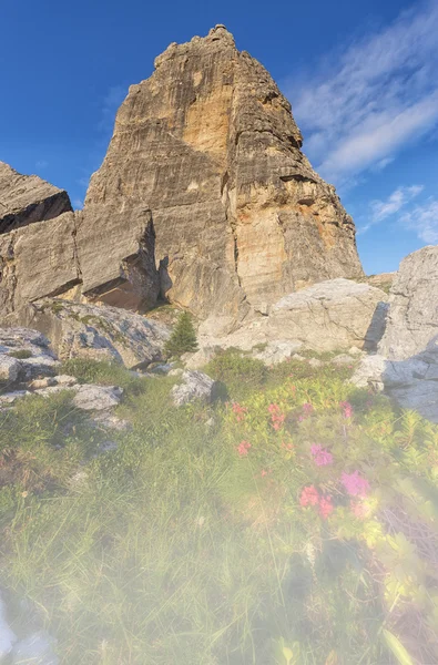 Cinque Torri adlı gündoğumu sis, Dolomites, Veneto, İtalya