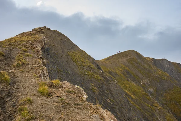 Dağ kenarında, Ecrins, Alpler, Fransa tarihinde iki yürüyüşçü